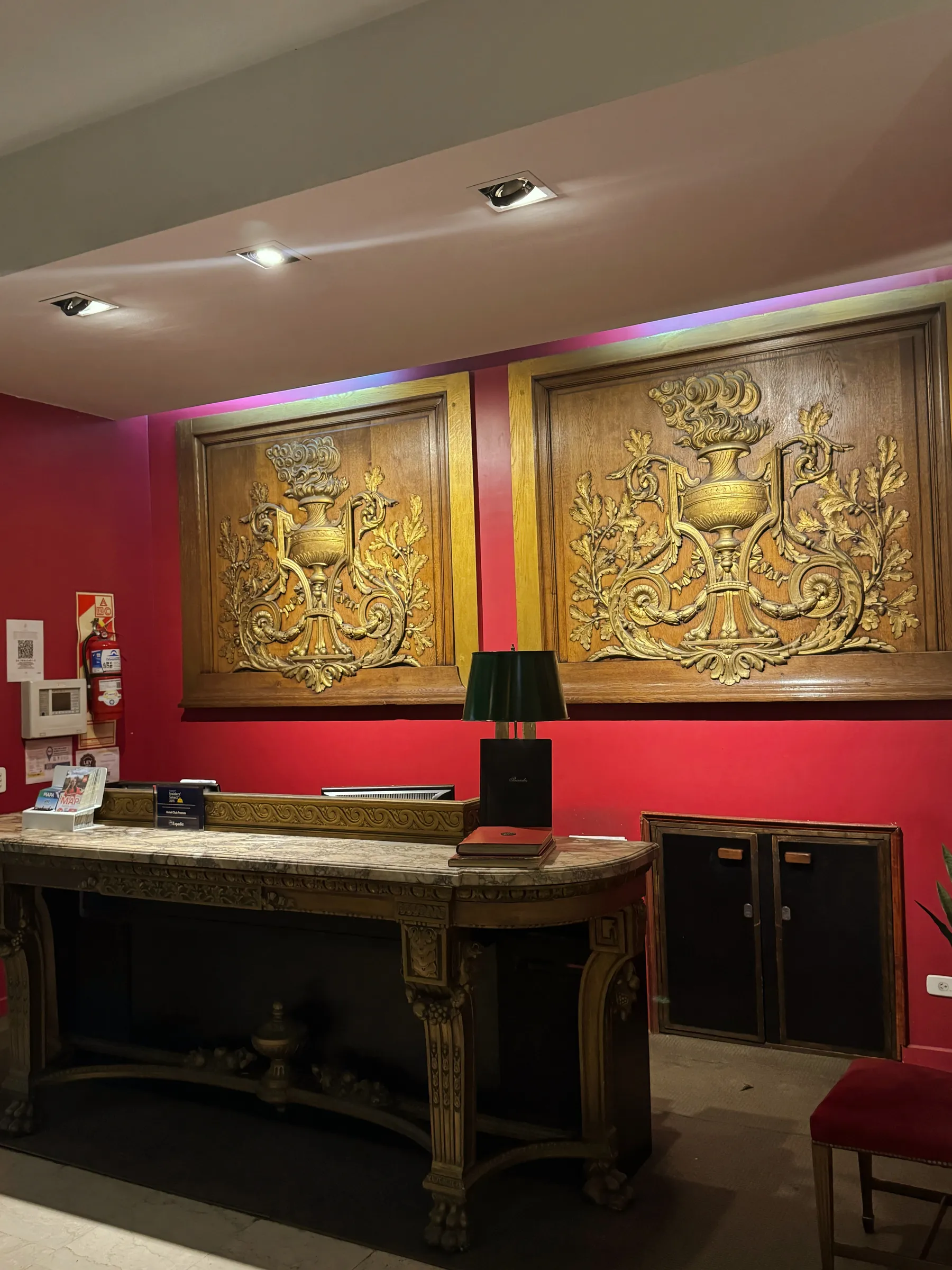 Recepción con paneles decorativos del Hotel Club Francés