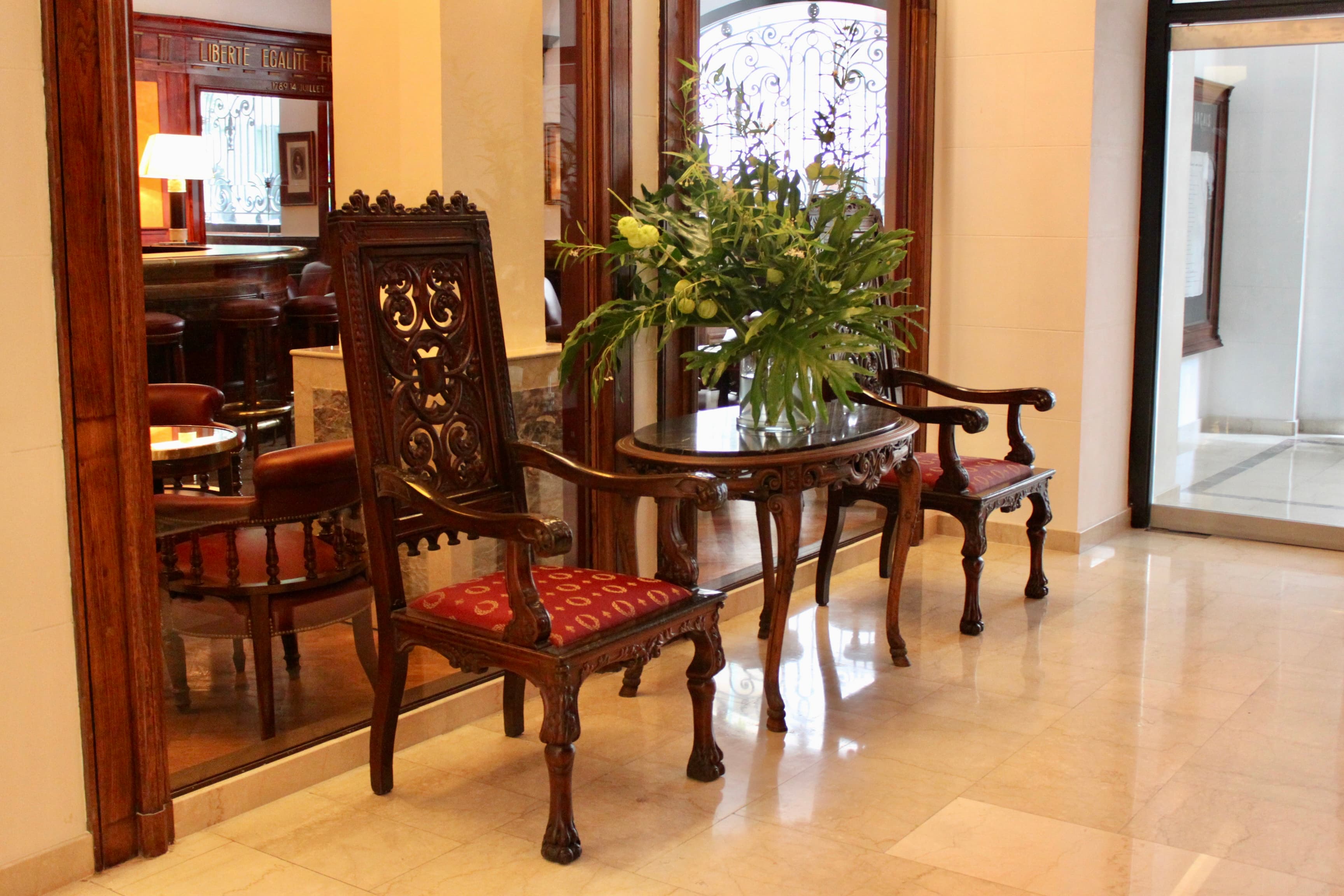 Pasillo con sillas clásicas del Hotel Club Francés