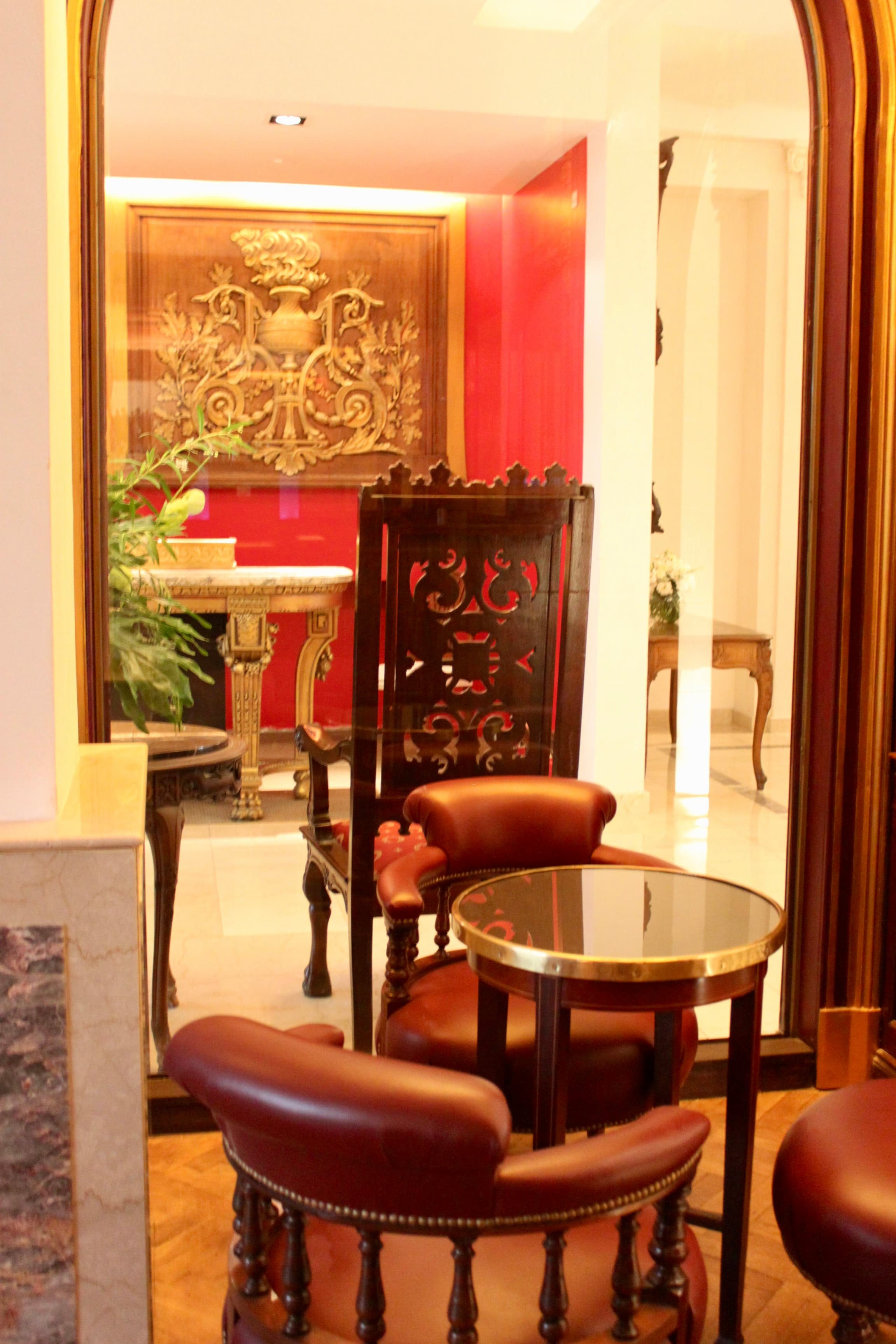 Área de estar en el lobby del Hotel Club Francés