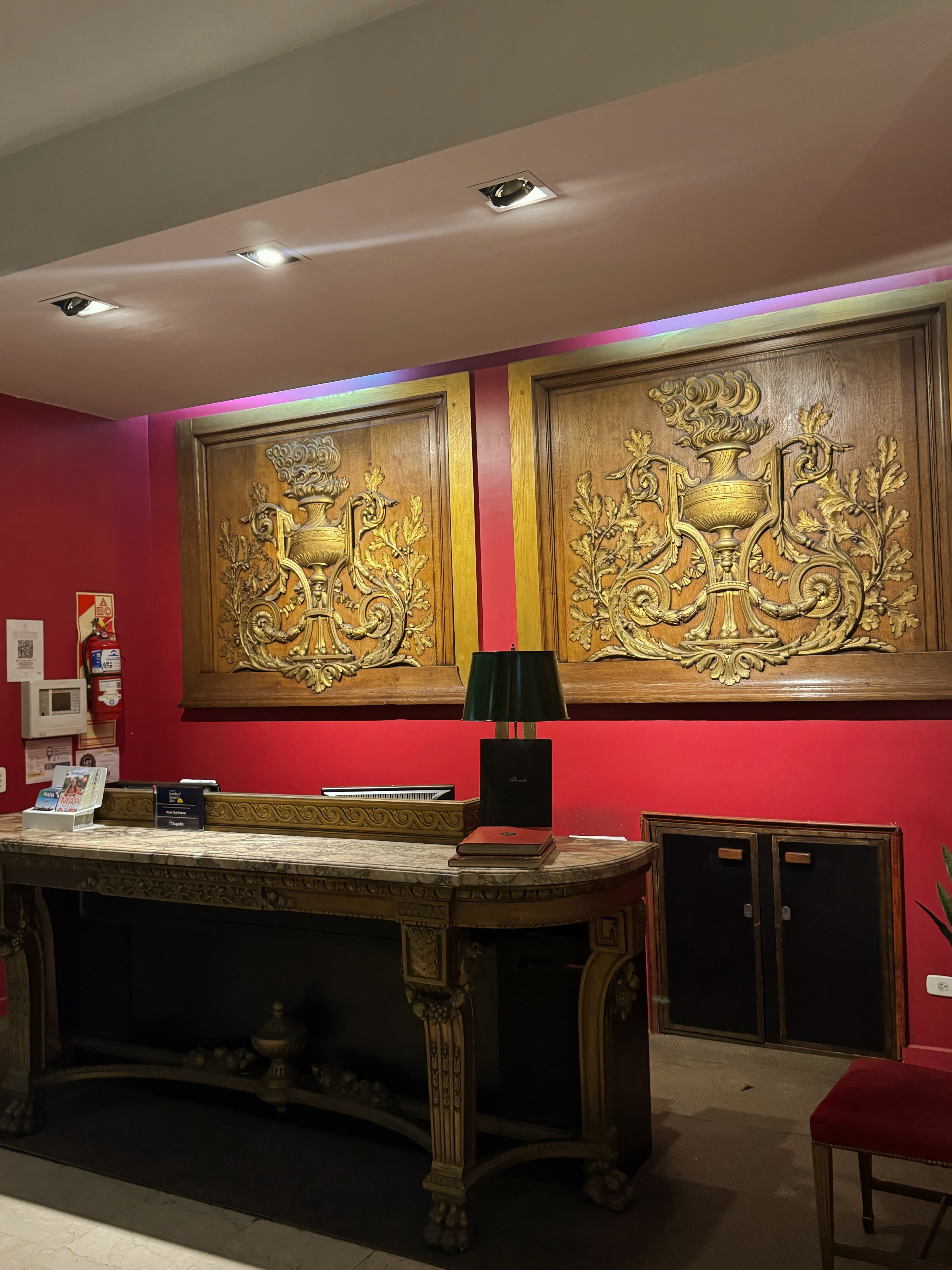Recepción con paneles decorativos del Hotel Club Francés